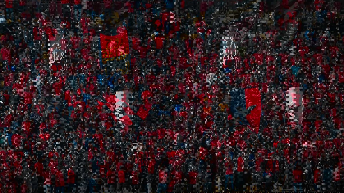 جماهير الأهلي تهاجم لاعبيها قبل مباراة فاركو: على الأفراح سيبوا التمرين (فيديو)