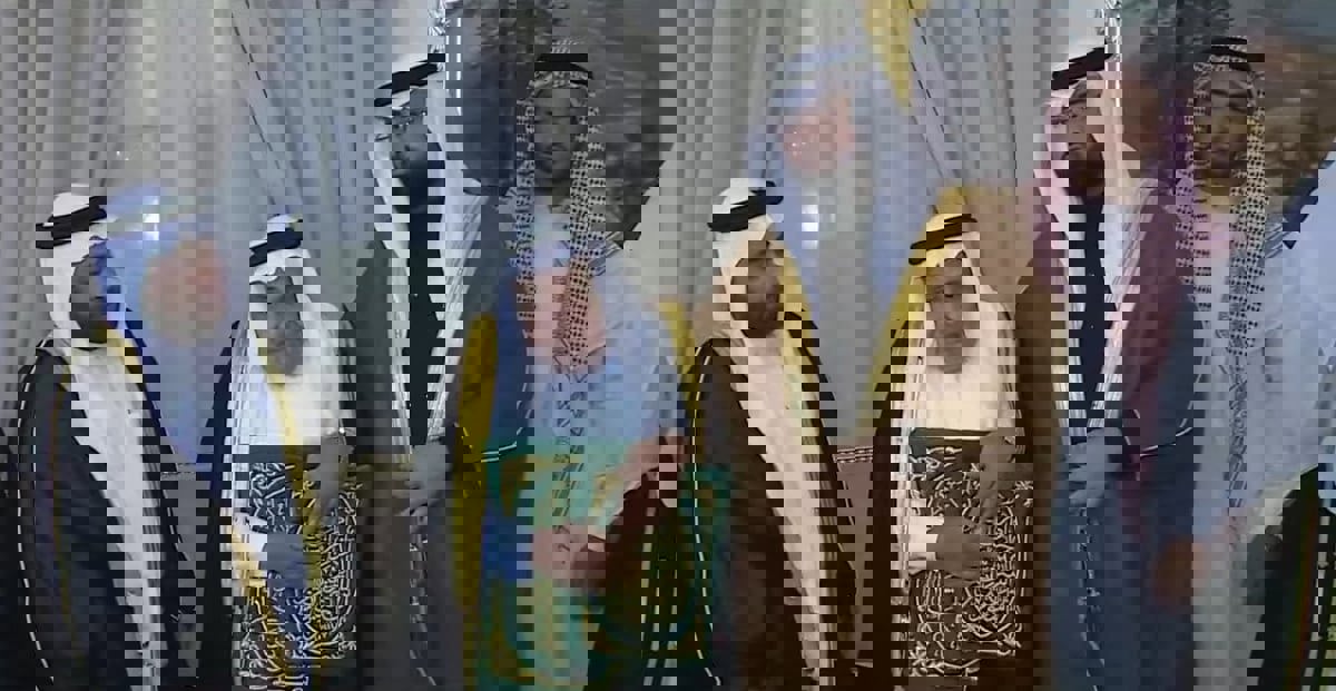 السادن الجديد.. عبدالوهاب الشيبي يتسلم مفتاح الكعبة المشرفة (فيديو)