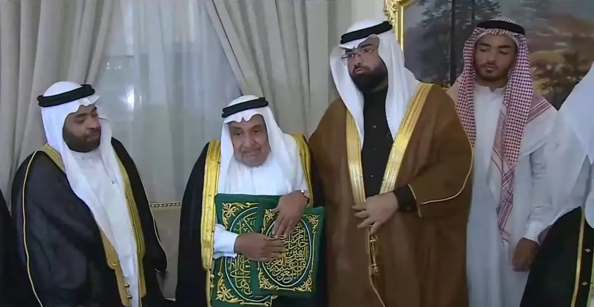 السادن الجديد.. عبدالوهاب الشيبي يتسلم مفتاح الكعبة المشرفة (فيديو)