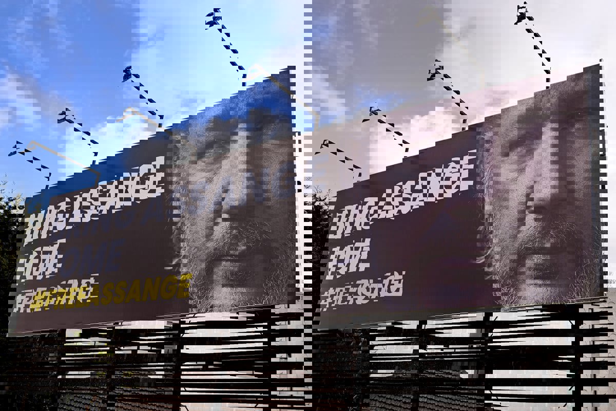 فنان يهدد بتخريب لوحات عالمية إن مات أسانج في السجن