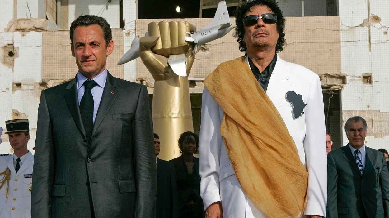 الأزمة "تتفاقم".. أين وصلت قضية صفقات ساركوزي مع نظام القذافي؟