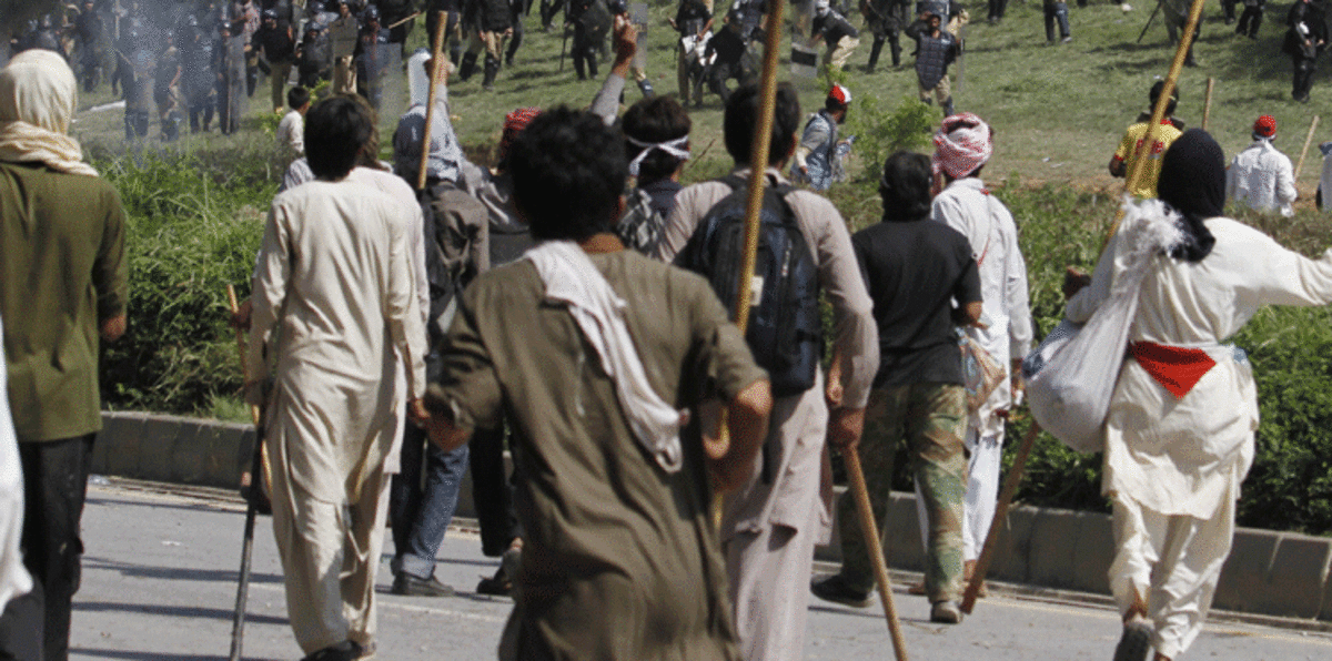 محتجون يهاجمون بالأسلحة محطة تلفزيون باكستانية