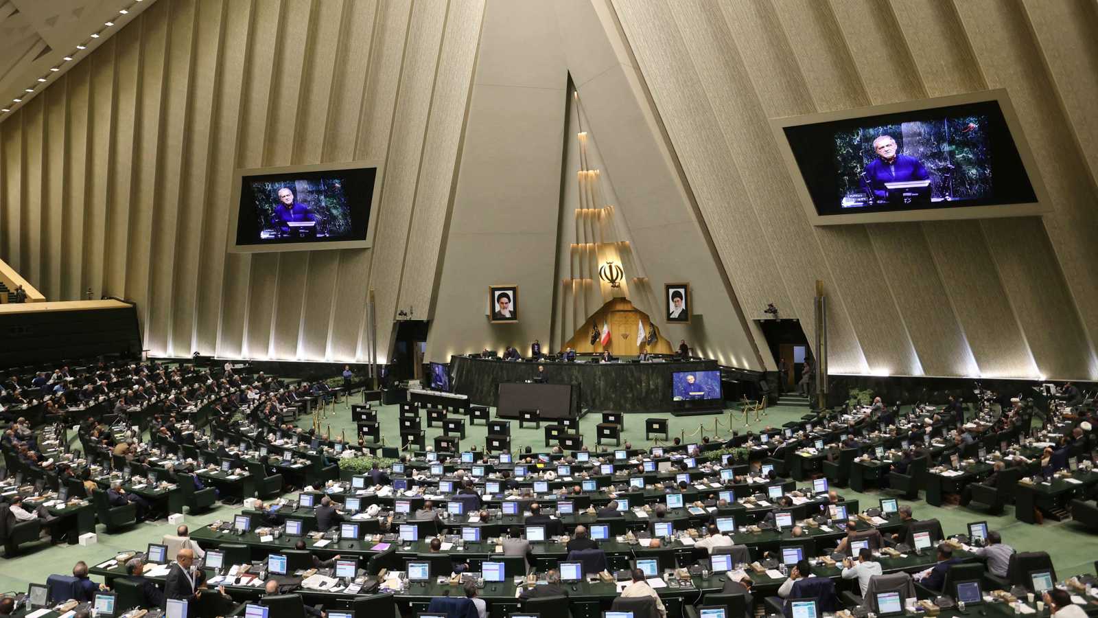 إيران.. مطلب نيابي بطرد سفراء "الترويكا" الأوروبية بعد تفعيل "آلية الزناد"