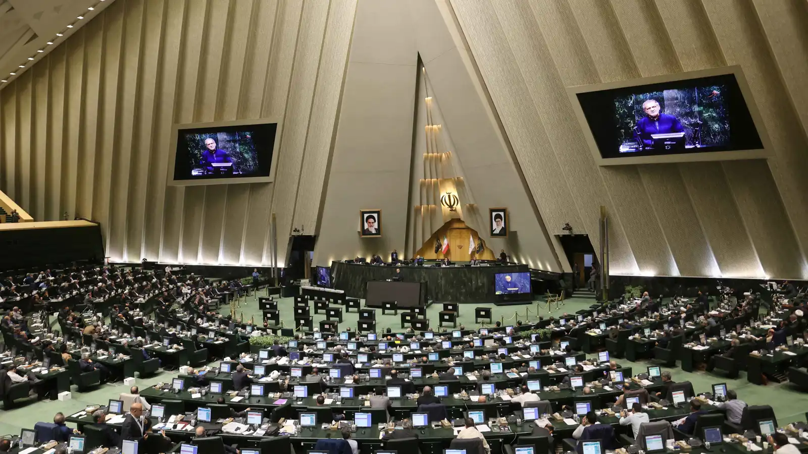 إيران.. مطلب نيابي بطرد سفراء "الترويكا" الأوروبية بعد تفعيل "آلية الزناد"