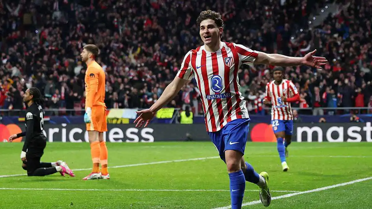 رد حاسم من جوليان ألفاريز بشأن انتقاله إلى برشلونة