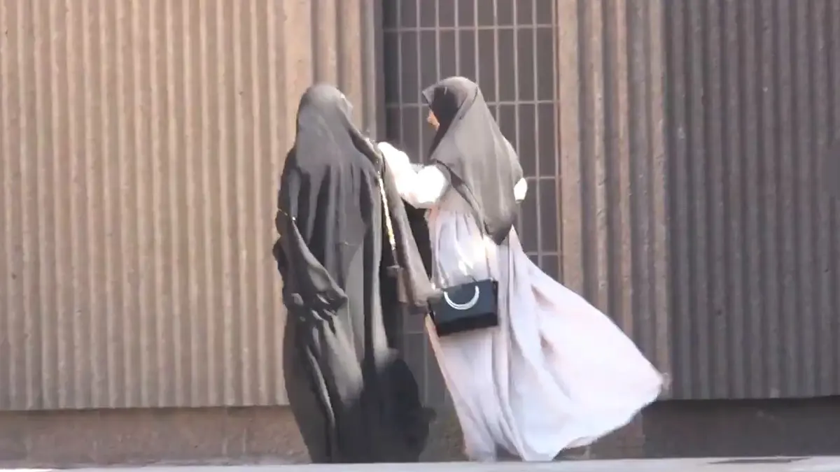 ملكة جمال سابقة تمول "الإرهاب"