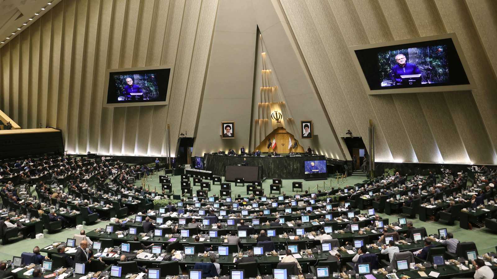 البرلمان الإيراني يبحث مقترحًا نيابيًا بشأن صناعة أسلحة نووية