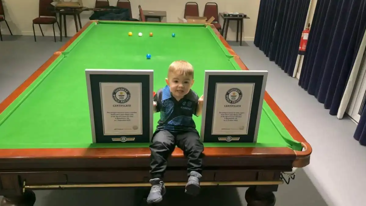 بعمر عامين.. طفل يُحقق أرقاماً قياسية عالمية في البلياردو (فيديو)