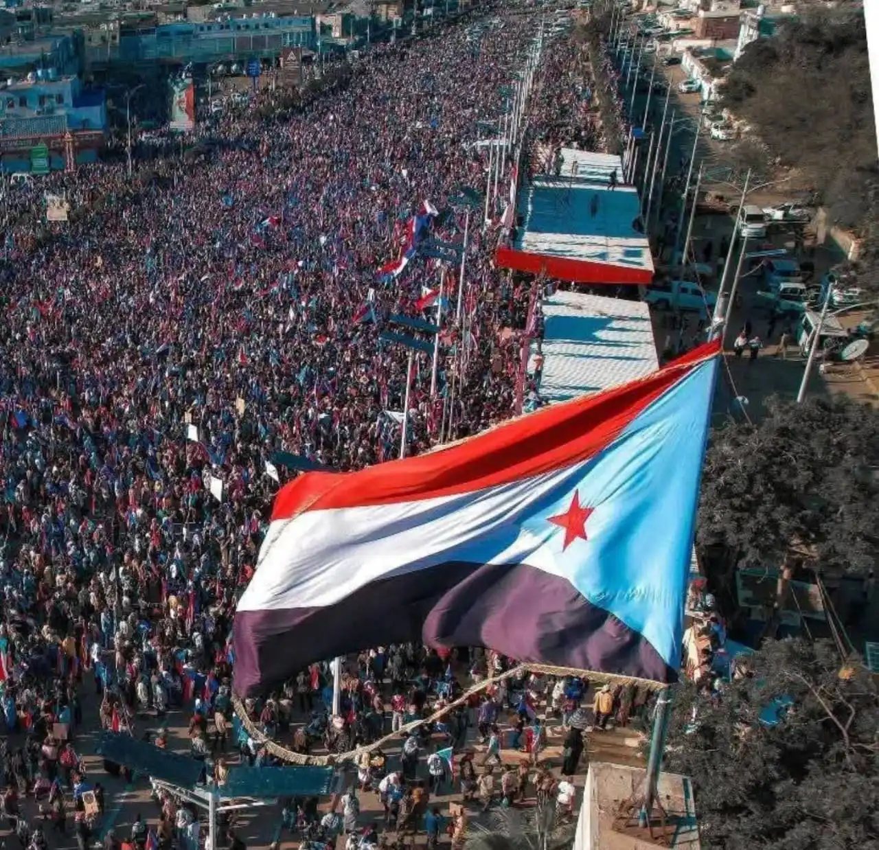 حشد من اليمنيين