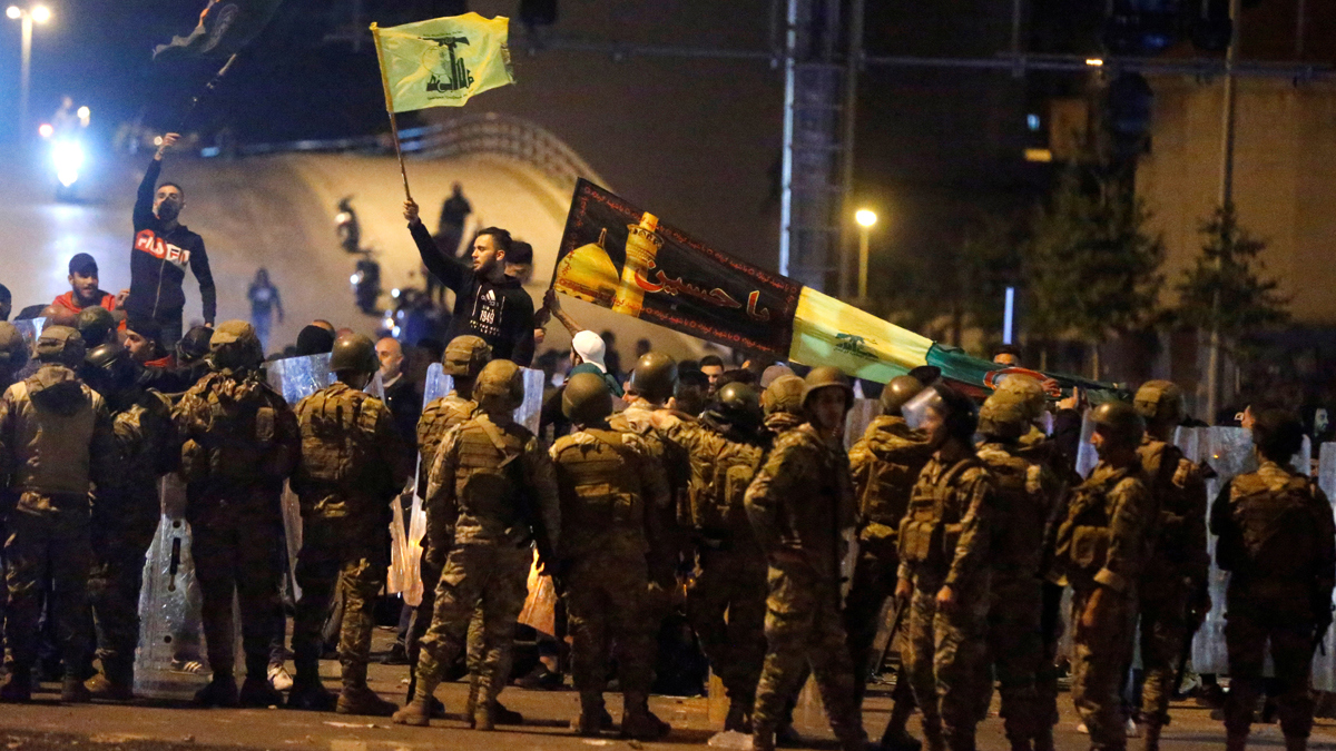 مناصرون لحزب الله وحركة أمل يهاجمون المتظاهرين في بيروت