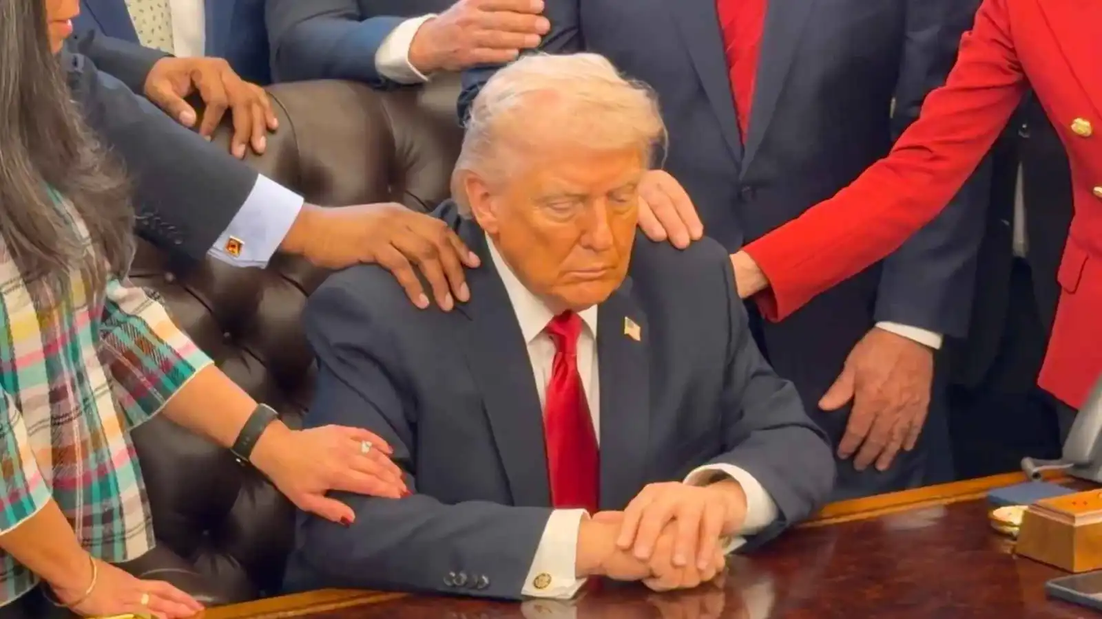 قساوسة يقيمون صلاة خاصة لترامب في البيت الأبيض (فيديو)