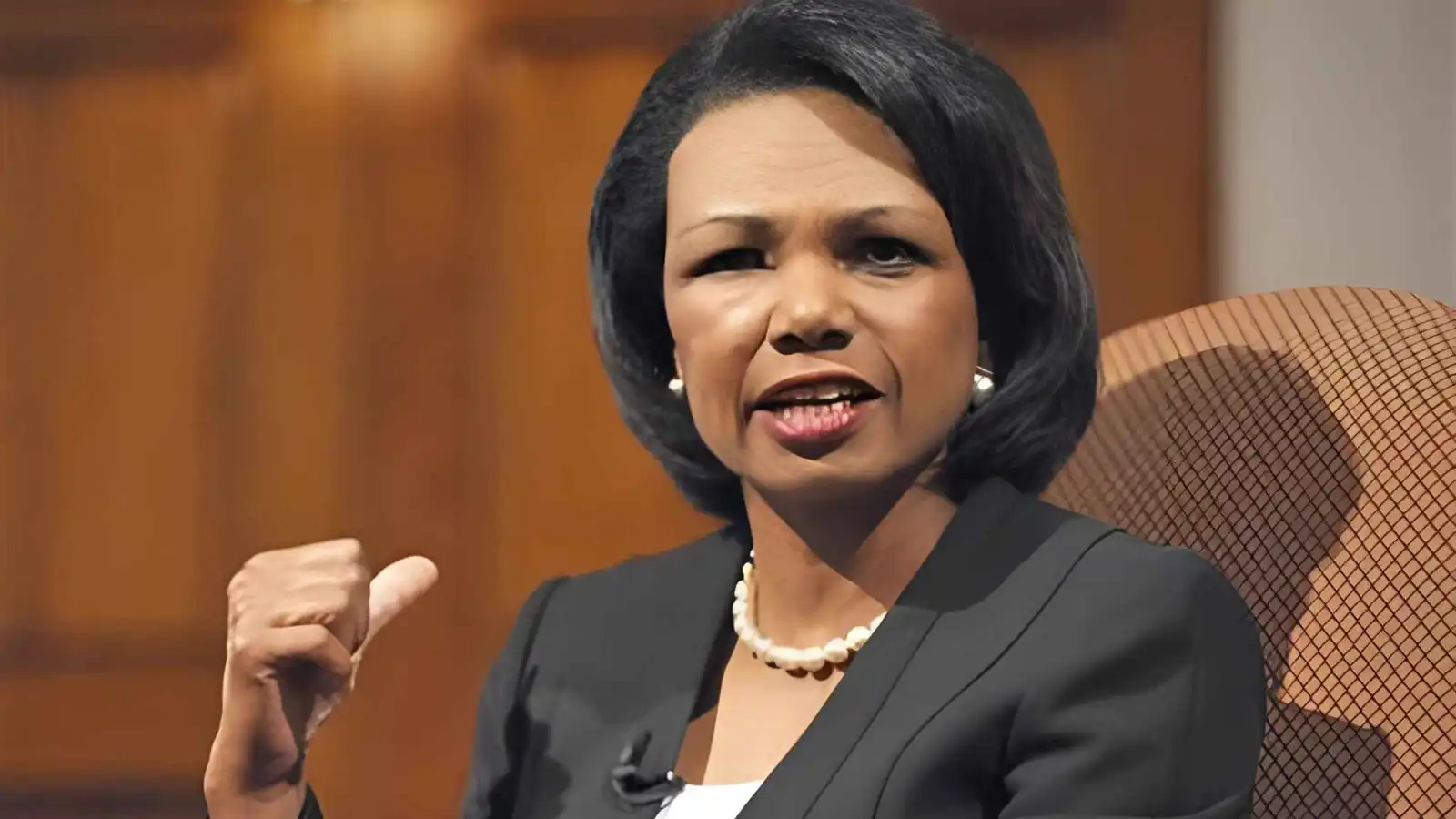 ترامب يلتقي كونداليزا رايس في البيت الأبيض (فيديو)