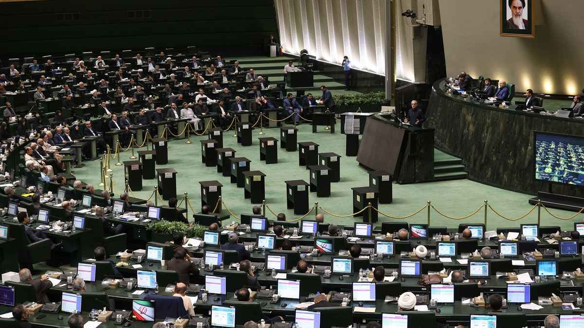 البرلمان الإيراني يمنع تولي "سني" منصب نائب الرئيس