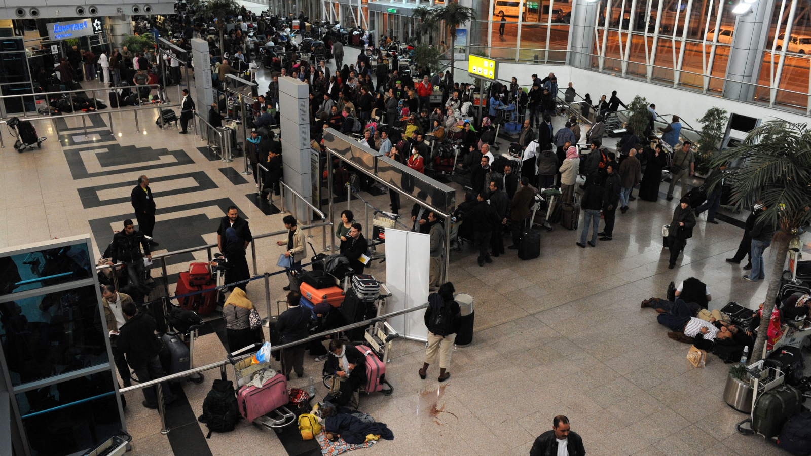 وزير مصري يفند "افتراءات" بلوغر أمريكي عن مطار القاهرة (فيديو)