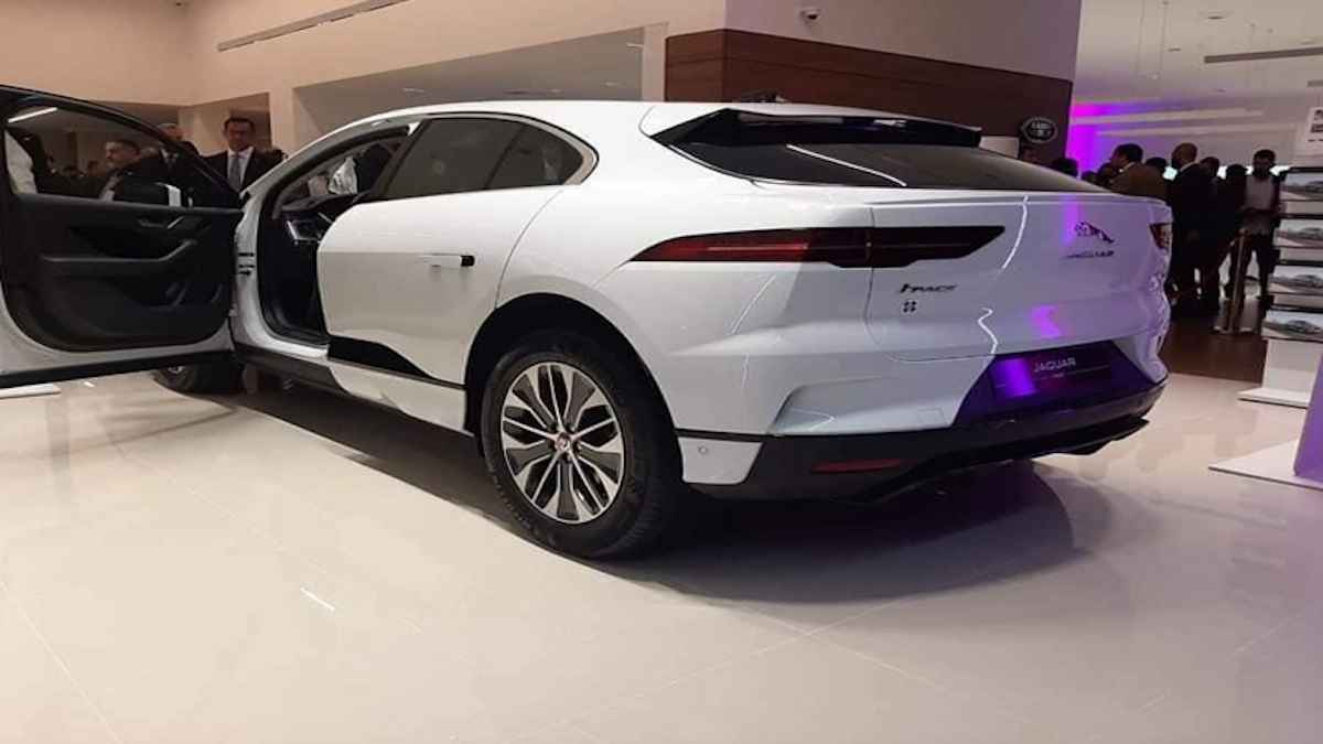 أهداه سيارة كهربائية.. إعلامي عراقي يواجه ضيفاً "غير عادي" (فيديو)