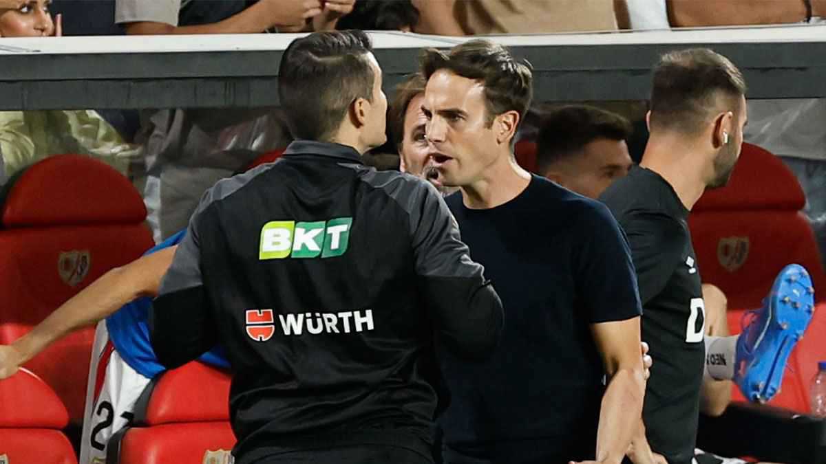 "إنها فضيحة.. سنغادر الملعب".. رد فعل مدرب رايو فاييكانو بعد ضربة جزاء برشلونة