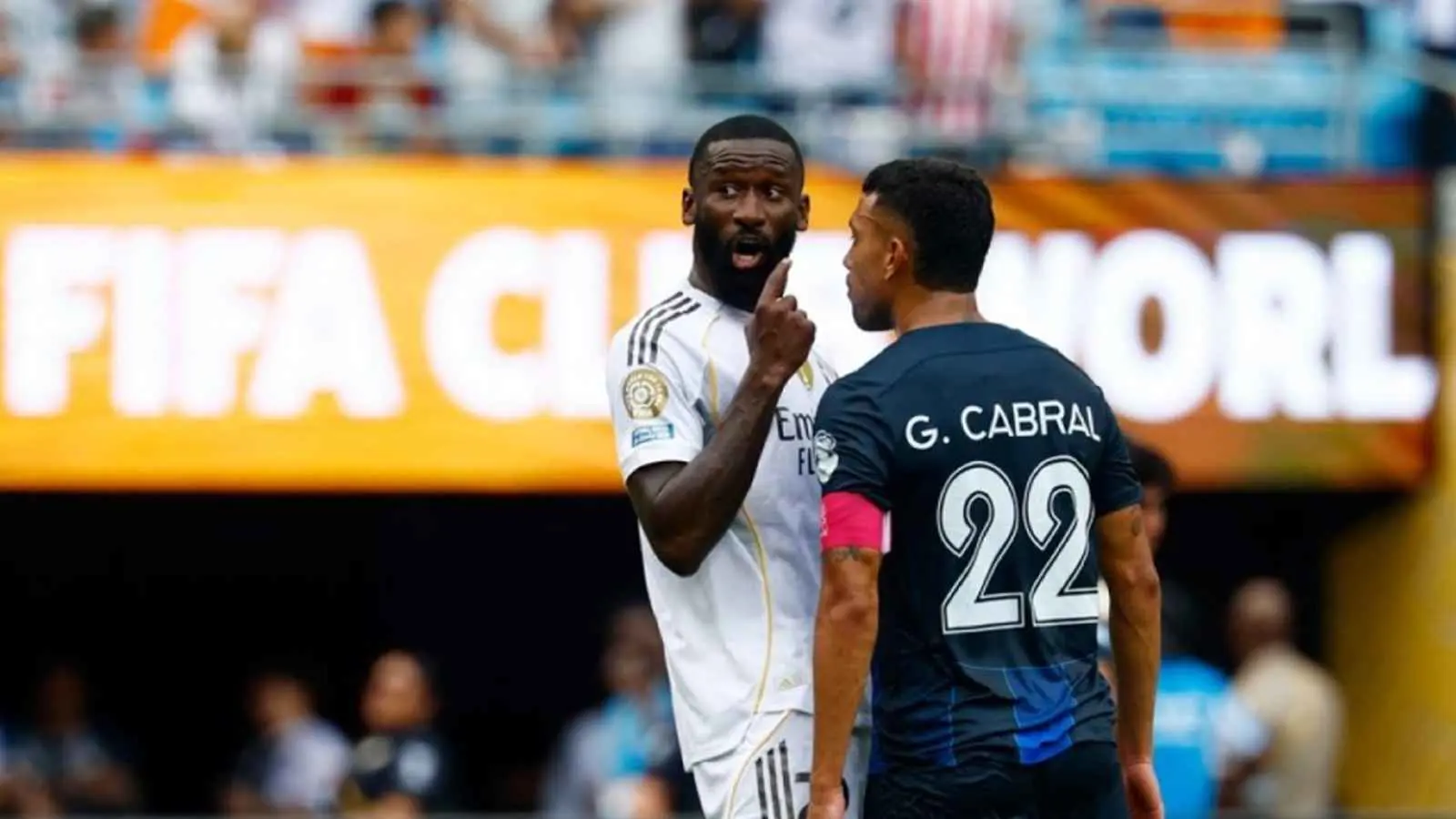 روديغير ولاعب باتشوكا غوستافو كابرال