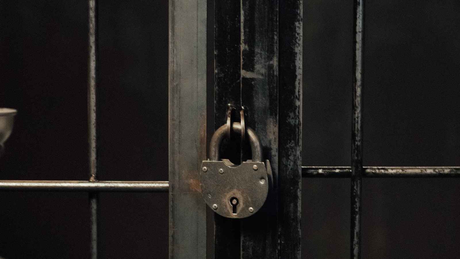 المغرب.. السجن لمسن ضرب امرأة وطفلتها بوحشية