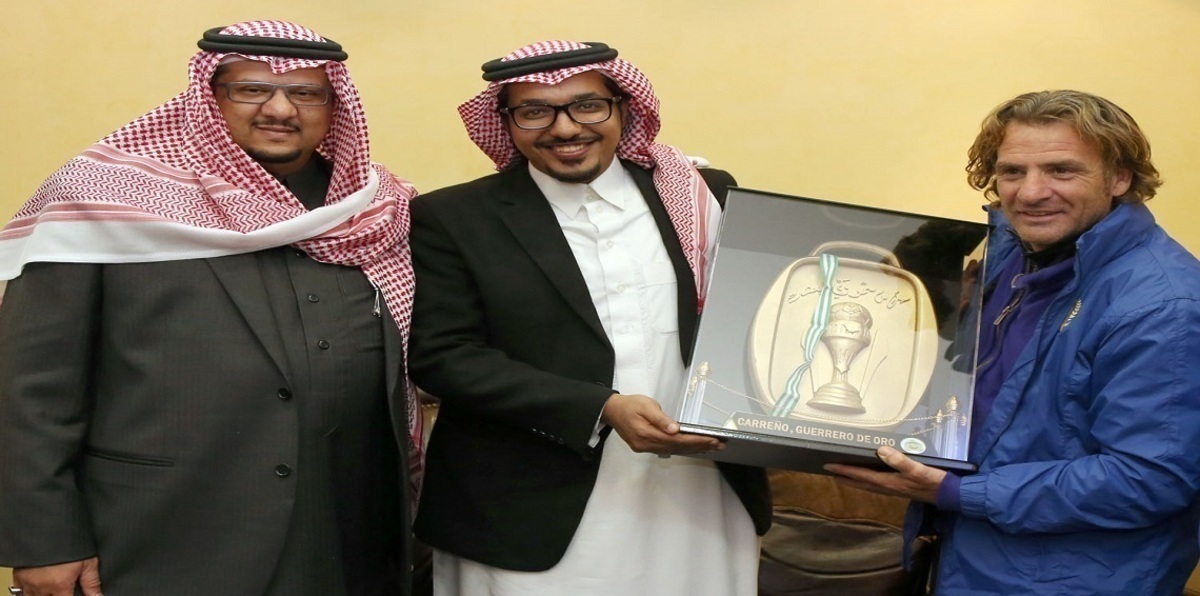 مباراة الشباب والنصر.. شاهد تحية فيصل بن تركي لكارينيو (فيديو)