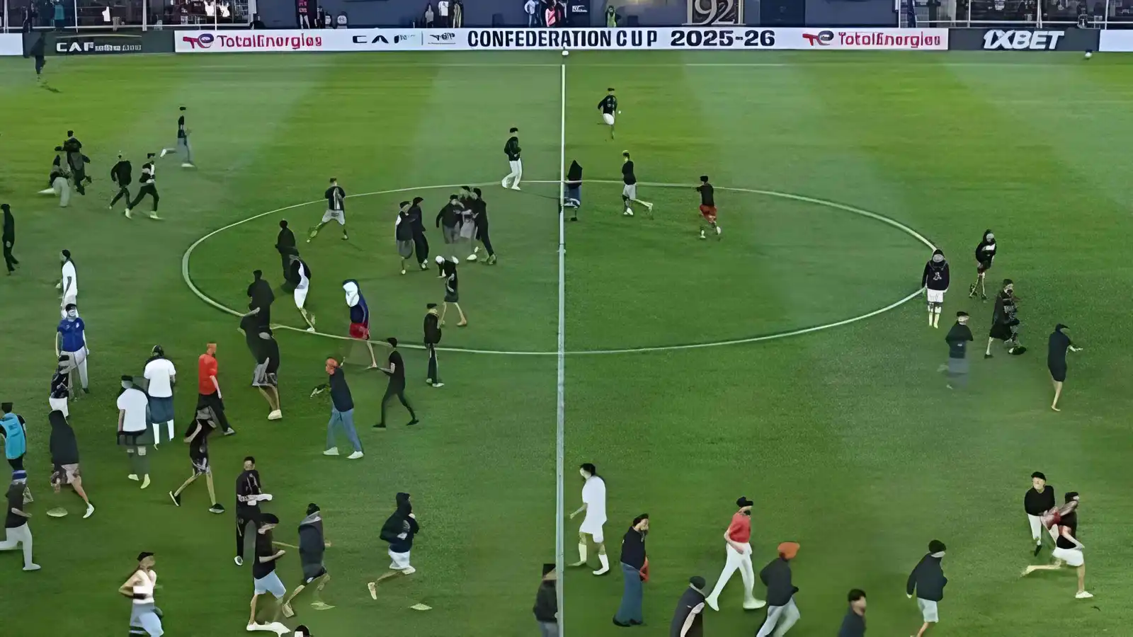 الجماهير تقتحم ملعب مباراة أولمبيك آسفي واتحاد العاصمة (فيديو)