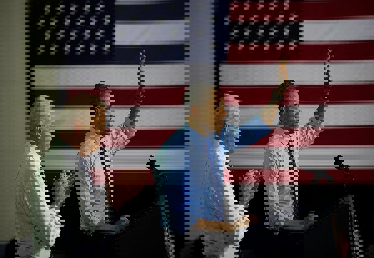 أنقذه أوباما.. مقطع يوثق "تجمّد" بايدن مجددًا (فيديو)