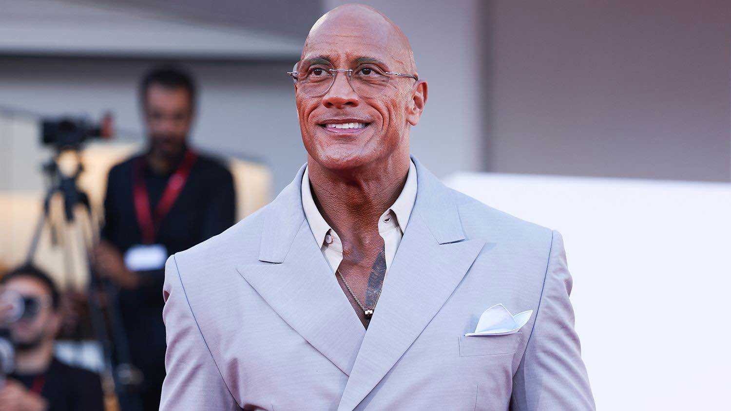 "ذا روك" يذرف الدموع بعد تصفيق بمهرجان البندقية (صور)