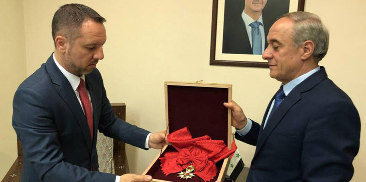 بشار الأسد يعيد لفرنسا "وسام الشرف"