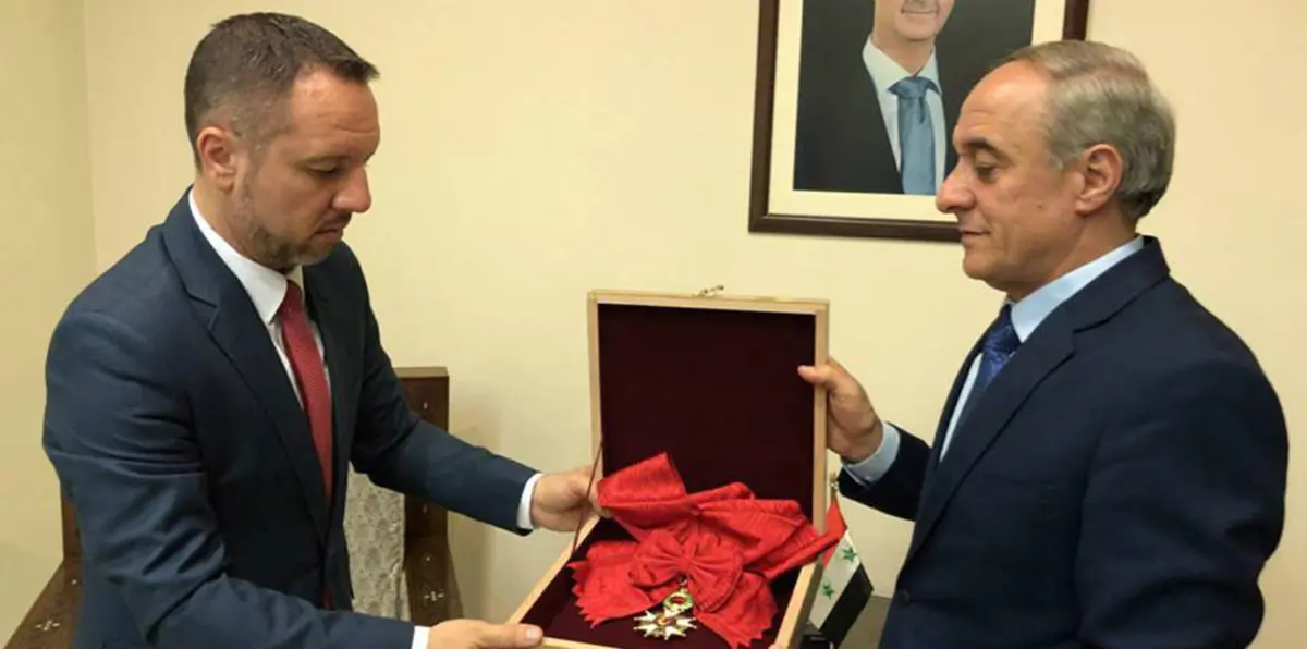 بشار الأسد يعيد لفرنسا "وسام الشرف"