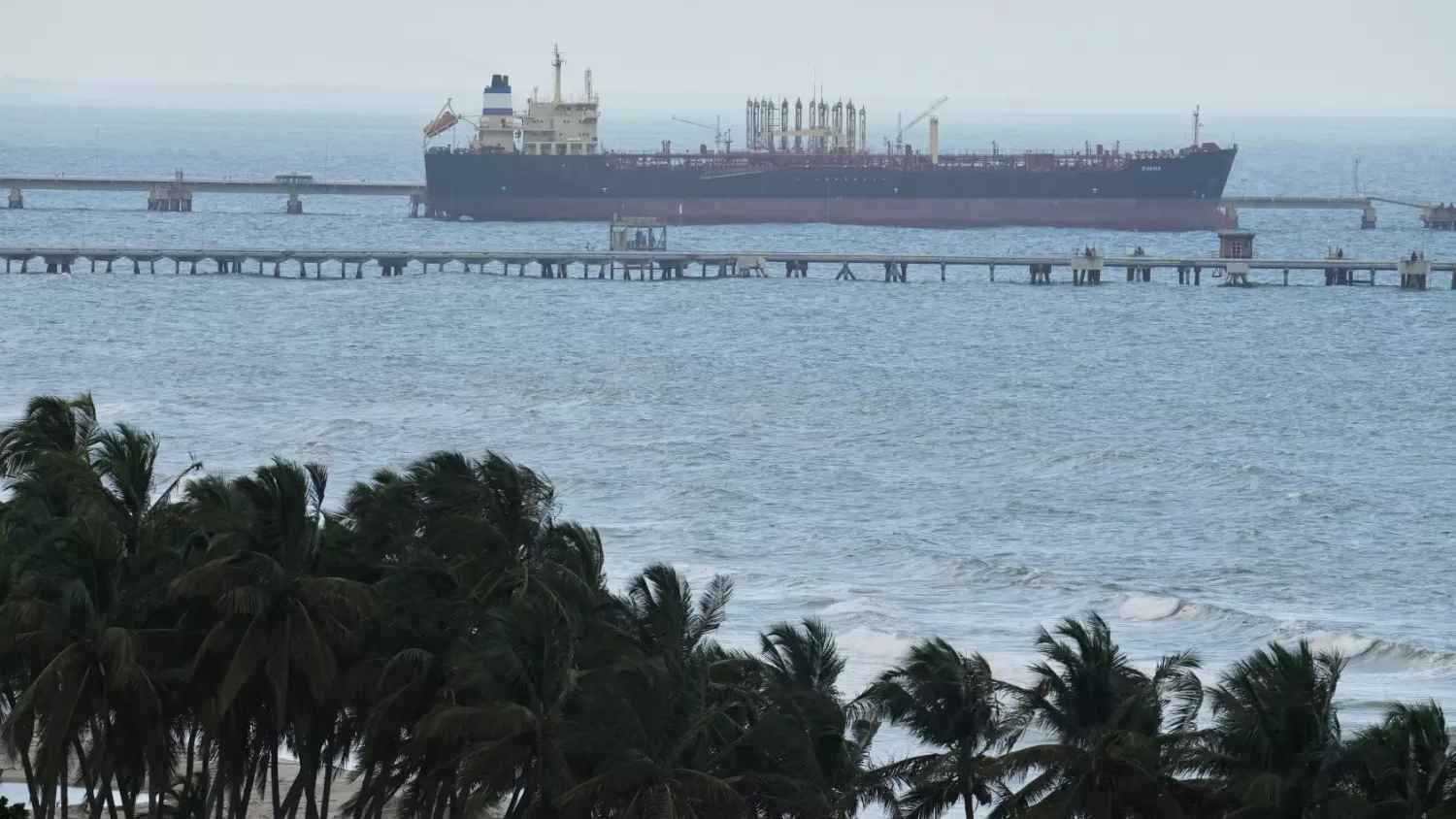 ناقلة نفط ثالثة رهن الاحتجاز.. تصعيد أمريكي جديد ضد فنزويلا ينذر بتفجر المواجهة