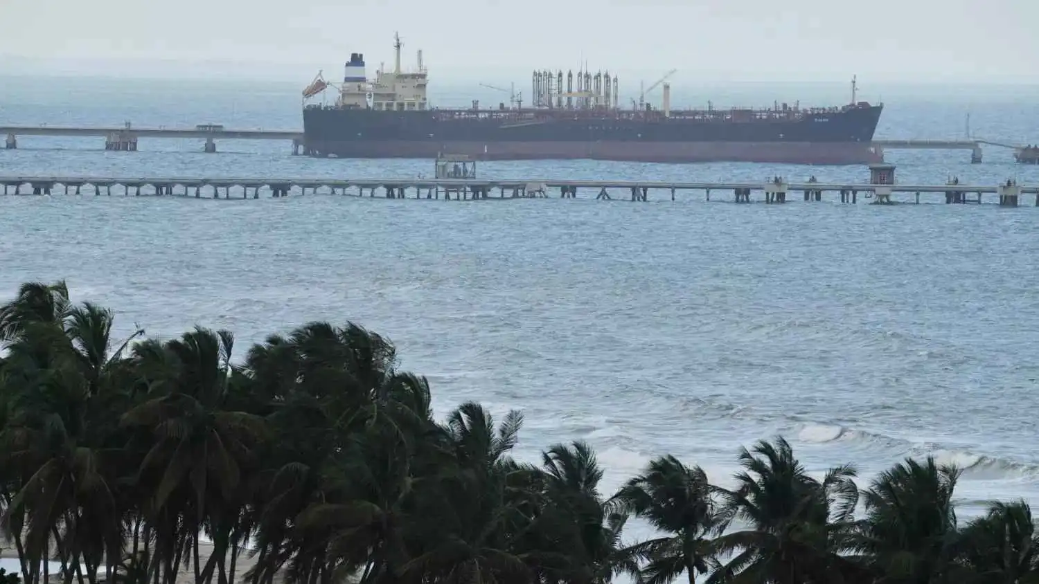 ناقلة النفط "إيفانا" ترسو في ميناء إل باليتو في بويرتو كابيلو بفنزويلا