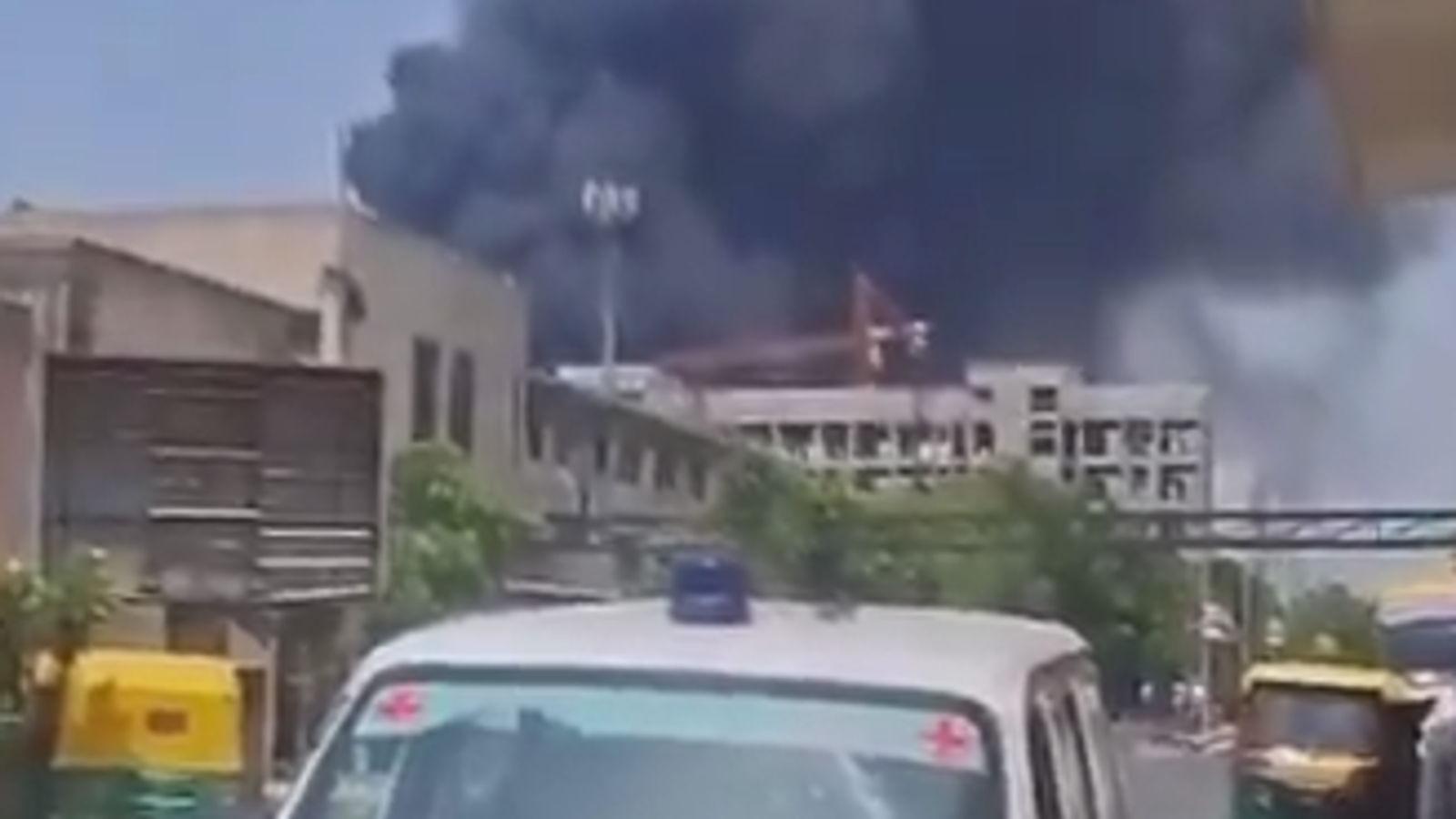 تحطم طائرة على متنها 242 راكبا في أحمد أباد الهندية (فيديو)