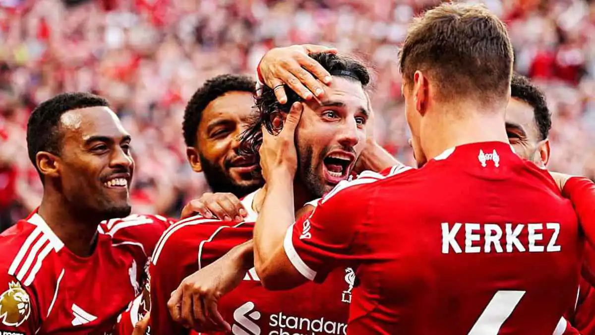 ليفربول يكافئ نجم الفريق