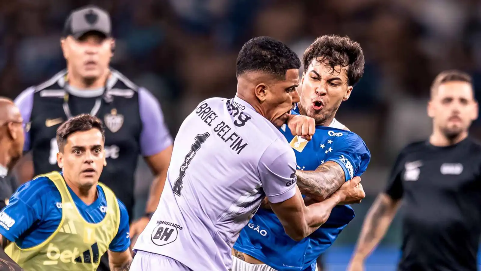 البرازيل.. نهائي كرة قدم يتحول لساحة حرب و23 طردا تهزّ المباراة (فيديو إرم)