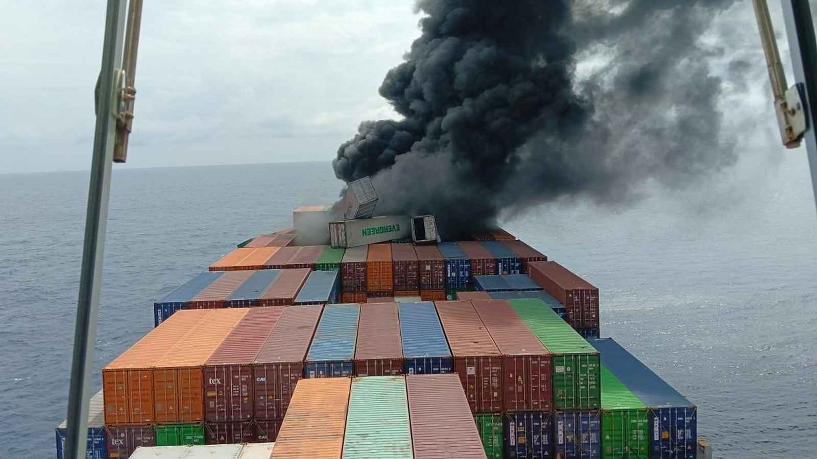 انفجارات وحرائق على متن سفينة شحن قبالة سواحل الهند (فيديو وصور)