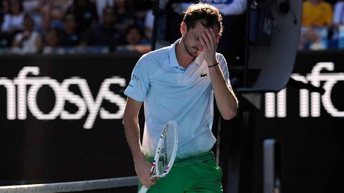 تغريم ميدفيديف ماليا بسبب سوء التصرف في ملبورن (فيديو)