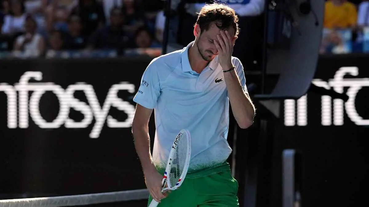 تغريم ميدفيديف ماليا بسبب سوء التصرف في ملبورن (فيديو)