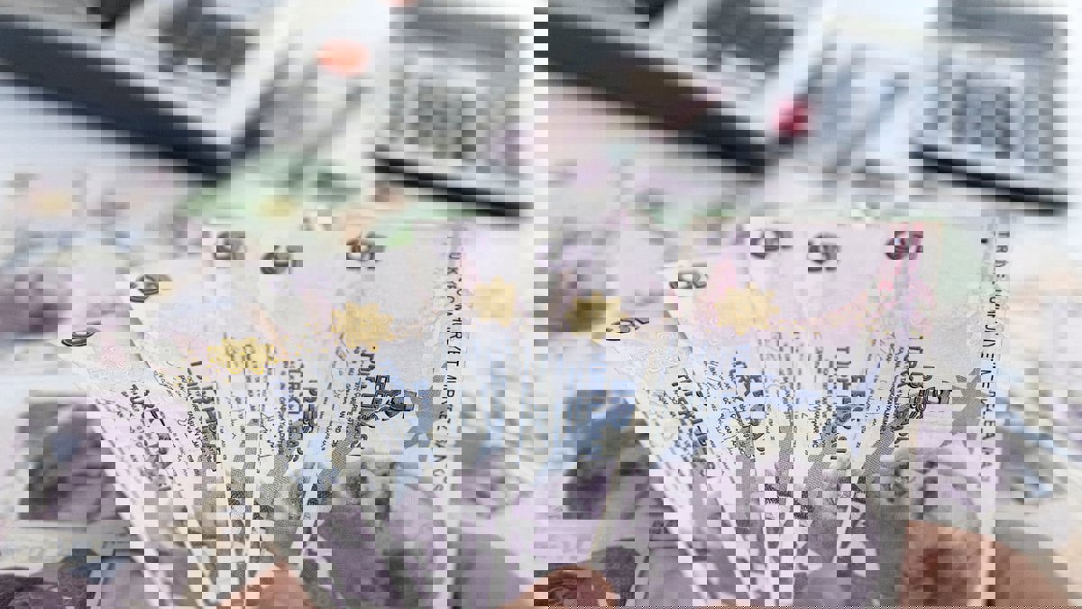 الليرة التركية تتراجع إلى مستوى قياسي جديد مقابل الدولار