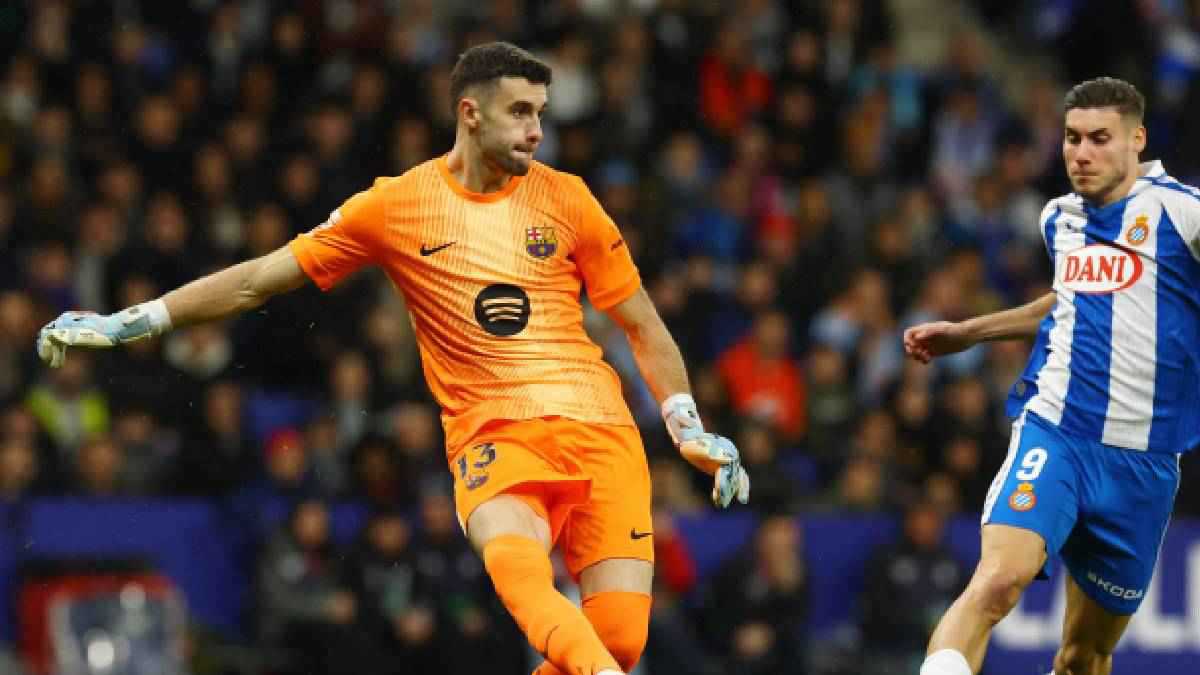 جماهير إسبانيول تهاجم خوان غارسيا حارس برشلونة بالفئران (فيديو)