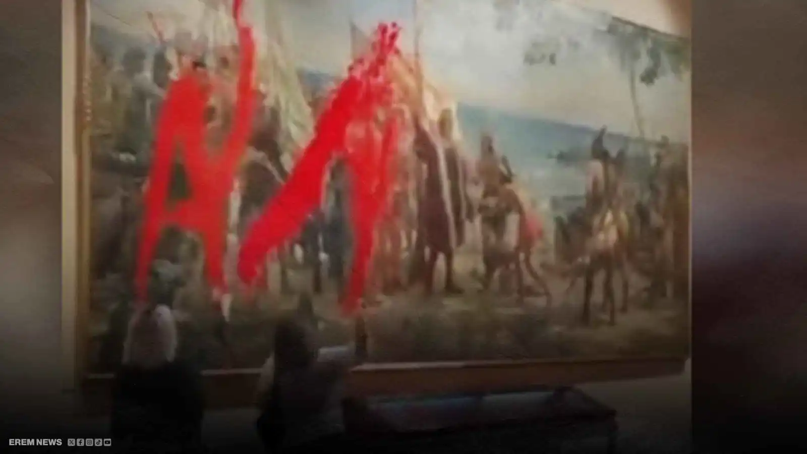 طلاء أحمر على لوحة كولومبوس يثير جدلاً في مدريد ويشعل الإنترنت (فيديو إرم)