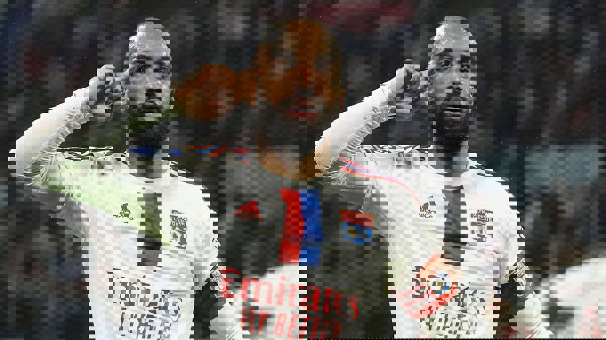 عملاق الدوري السعودي الجديد يقترب من التوقيع مع لاكازيت