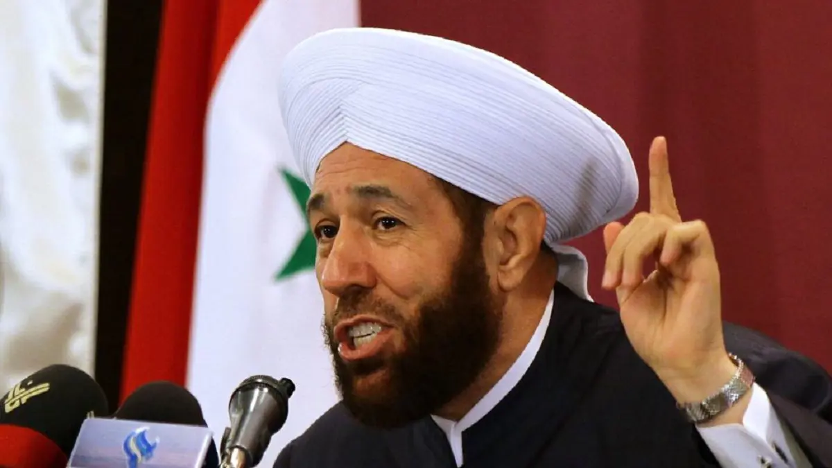 قبيل زيارة مرتقبة لدمشق.. مفتي سوريا يشيد بسياسات الرئيس الفلسطيني محمود عباس