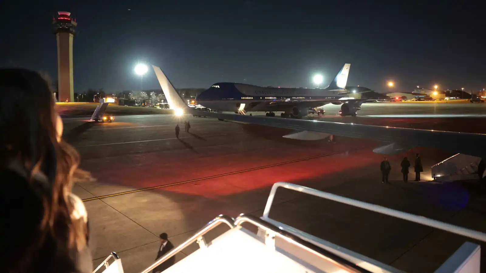 ترامب يستأنف رحلته إلى دافوس بعد تغيير الطائرة إثر عطل كهربائي