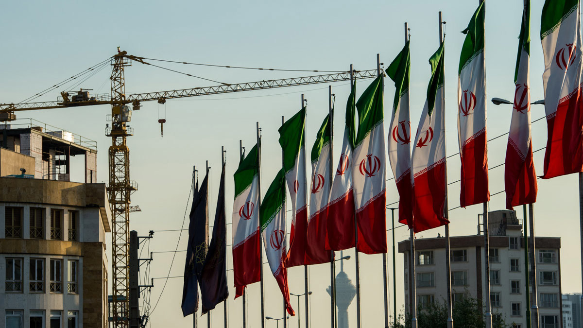 إيران تناور فرنسا وأمريكا لإلغاء العقوبات باتفاق جديد