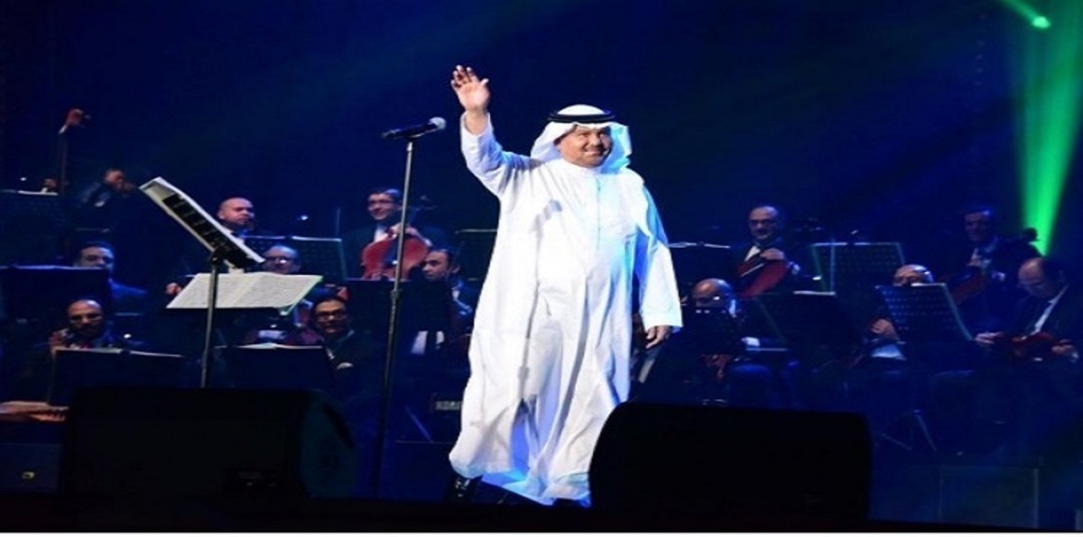 بالفيديو والصور.. لماذا رمى محمد عبده "عقاله" في حفله الأخير؟