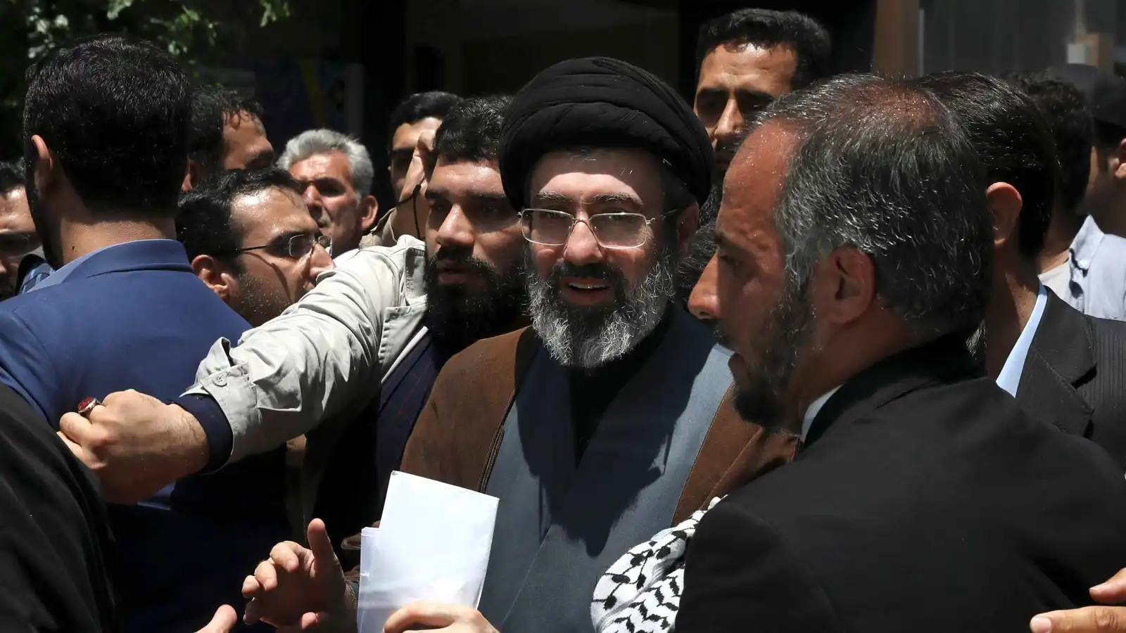 "الحرس يحكم" والحرب مستمرة.. 3 رسائل إيرانية من تنصيب مجتبى