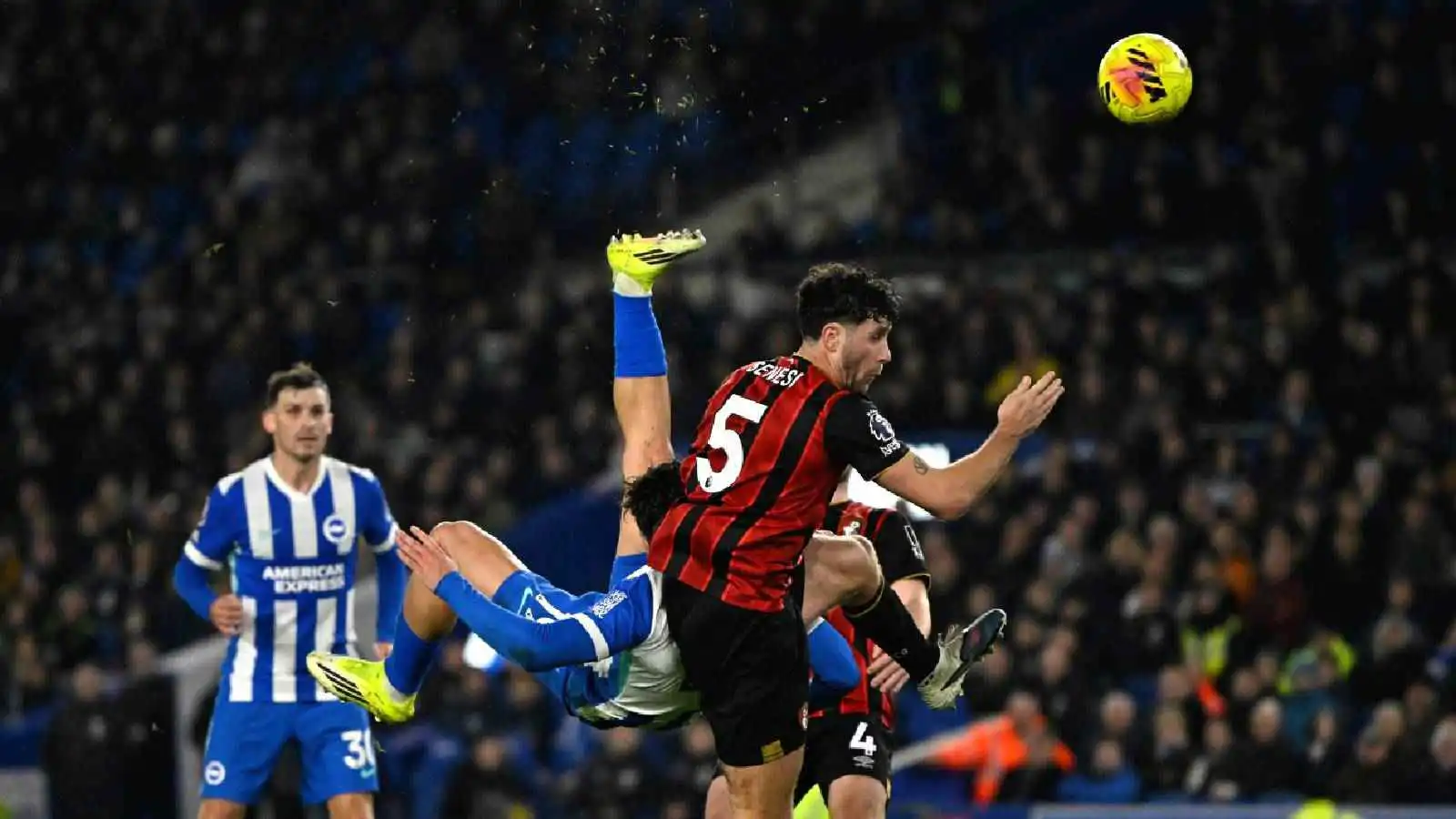 مقصية رائعة.. نجم برايتون يسجل هدفا خياليا في الدوري الإنجليزي (فيديو)