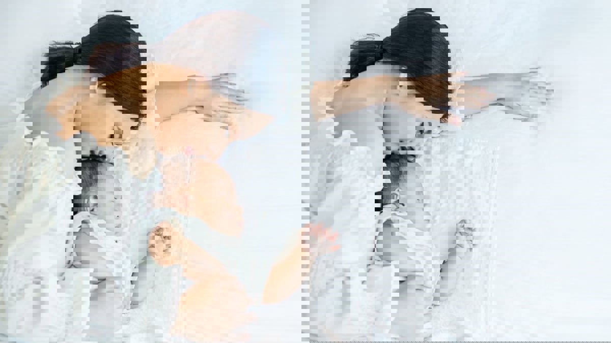 حادثة صادمة.. شعر أم يخنق طفلها أثناء نومهما في السرير ذاته