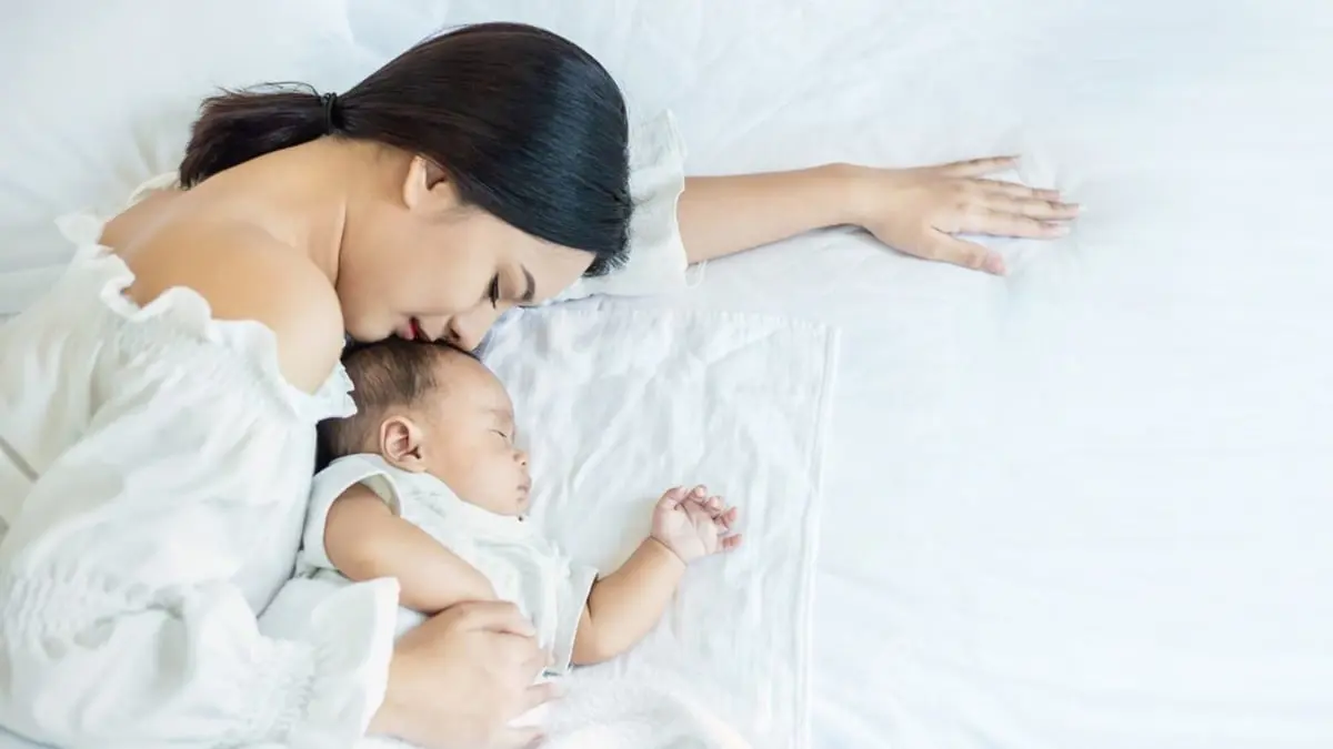 حادثة صادمة.. شعر أم يخنق طفلها أثناء نومهما في السرير ذاته