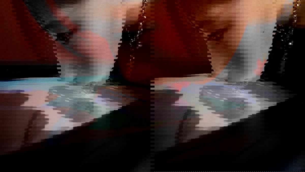 الحياة خلف الشاشات