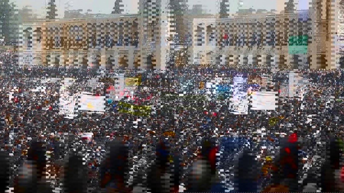 معلمون إيرانيون يتظاهرون في 100 مدينة بسبب الوضع المعيشي